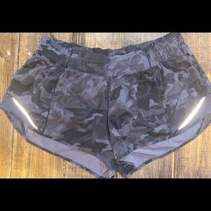 Lululemon Hotty Hot, Size 12, 2.5” inseam - EUC